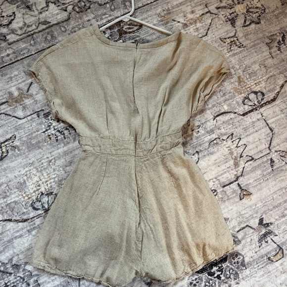Never worn shorts romper. Size small 🤎 - Picture 3 of 3